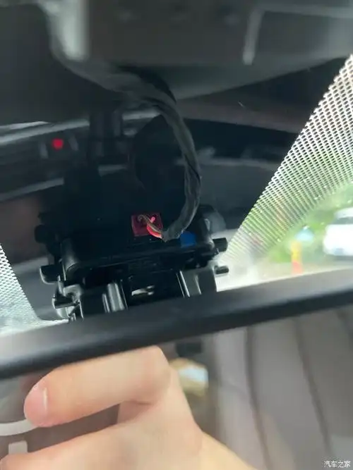 21款x1行车记录仪拆掉原车的塑料壳,接线很简单,就是把原车的红色插头