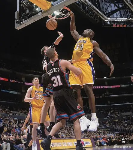 奥尼尔暴扣老照片:扣翻无数球星 最强内线统治力_高清图集_新浪网