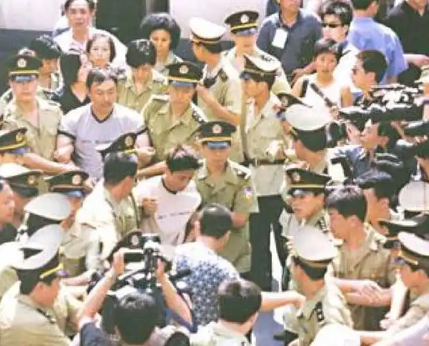 2003年刘涌走下法庭,和亲人道别后被押到殡仪馆,抬进死刑执行车