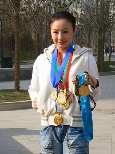 前跳水冠军桑雪卖艺救母再升级 前队友爆料黑幕