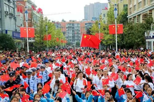 习水:千余党员干部群众同升国旗唱国歌