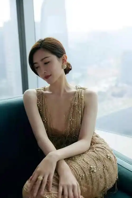 江疏影大秀丰满事业线金色深v礼服性感撩人亭亭玉立的美人儿