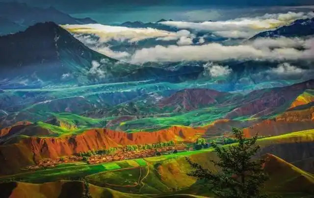 私藏在中国西部最美的山脉之一,被称为"万宝山",原始自然!