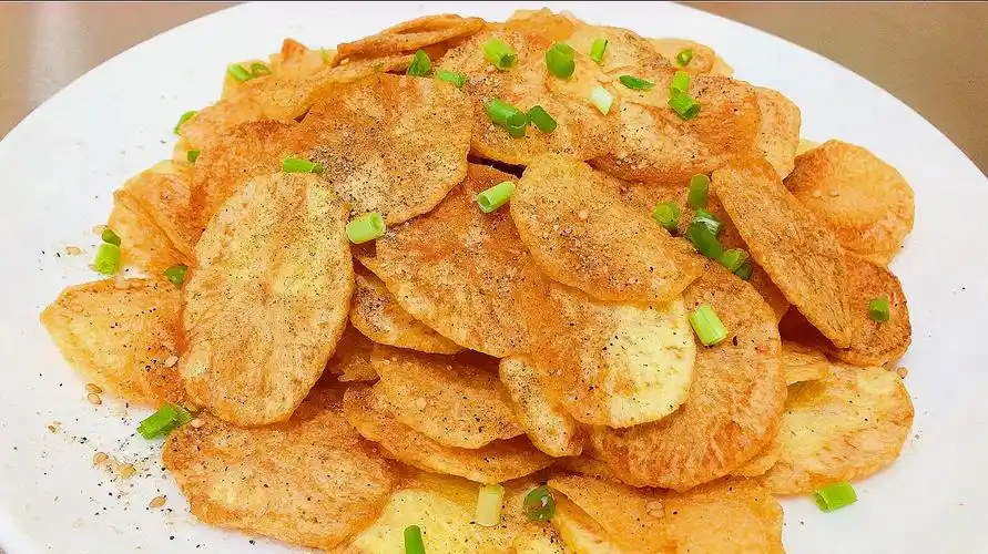 1炸薯片:土豆擦成片后要尽快泡入水中,以免变色,土豆片泡水中多洗几次