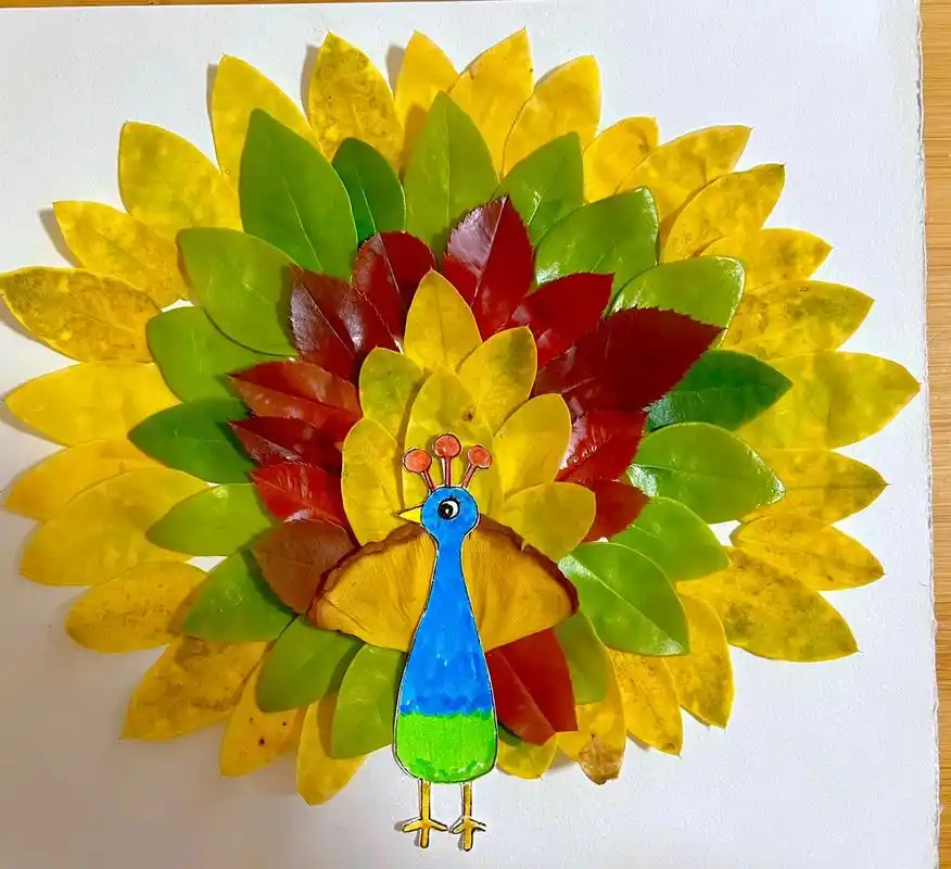 树叶画孔雀.#亲子手工 #创意美术 #树叶手工 #幼儿园手工 - 抖音