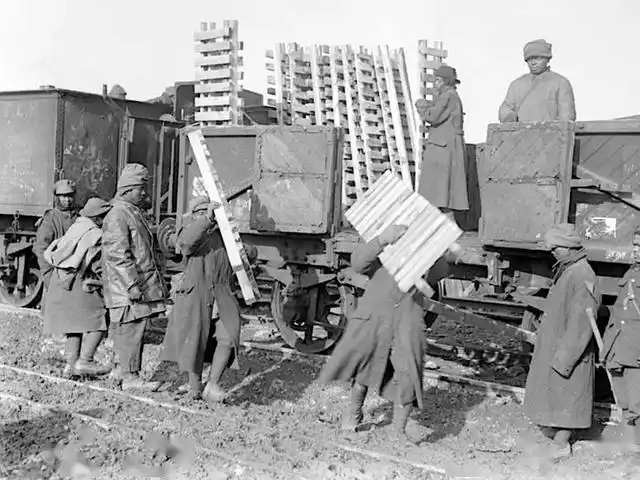 老照片:一战前线浴血的中国劳工旅