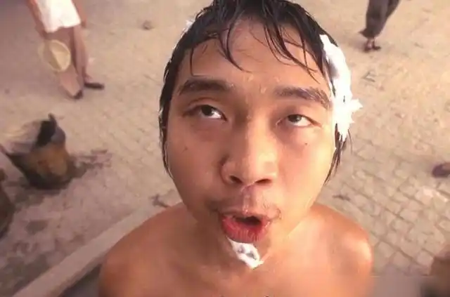 记得功夫中的酱爆吗原来裤子总穿一半的他才是真大神