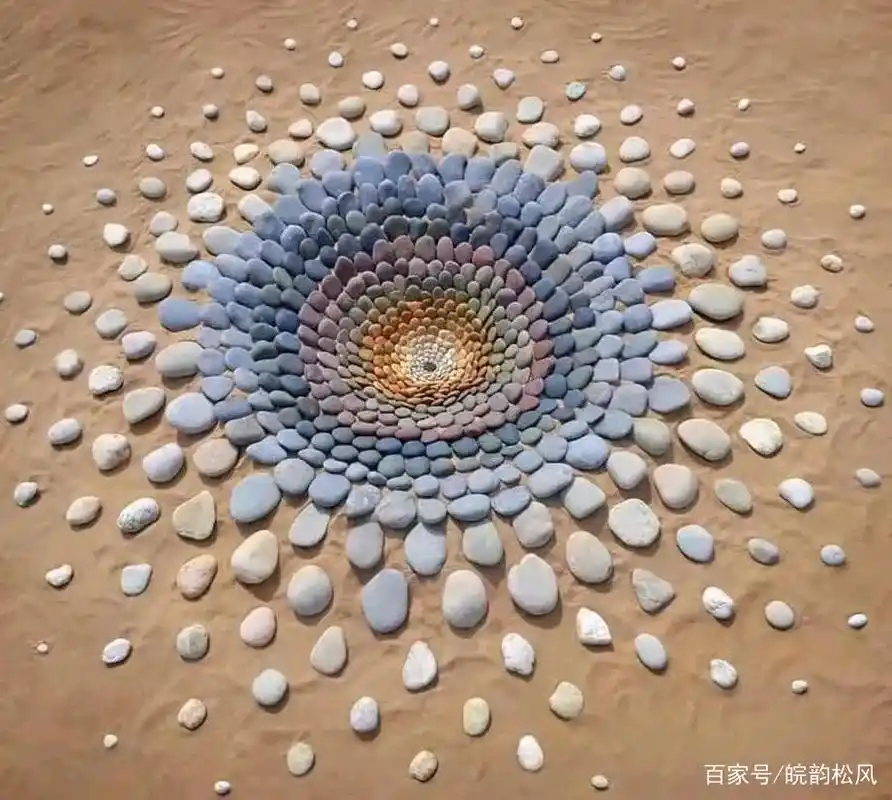 沙滩上用石头摆的图案,有没有惊艳到你?