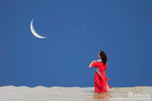 的抬头仰望的照片,恰好与金星伴月合二为一,"水中望月"或是"月伴金星"