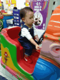 担心的事发生了!1岁男童玩摇摇车,不幸触电身亡