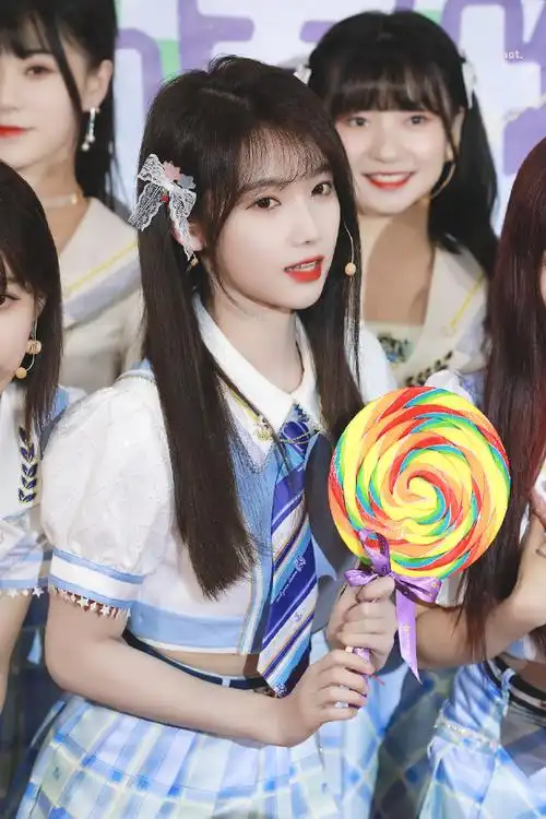 宋昕冉超话sxr#snh48新歌怦然心动#210531 苏宁直播群访最漂亮的小