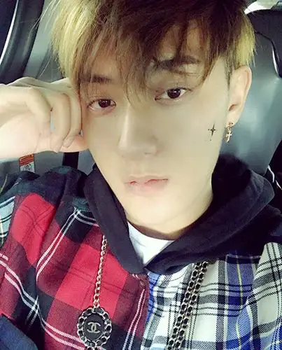 张一山画眼线痞帅男生化起妆来就没女生什么事了