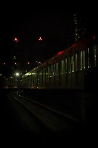 进入车库的火车晚上