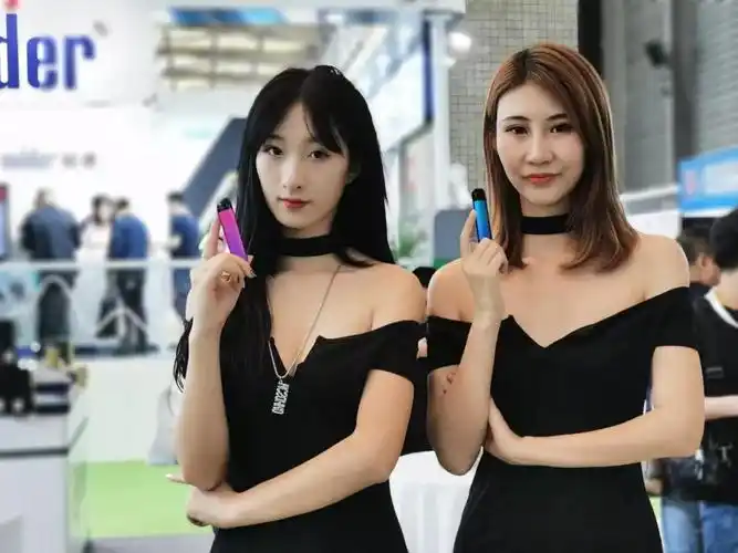两位模特对产品的展示打破一般消费者对传统电子烟产品的固有印象,也