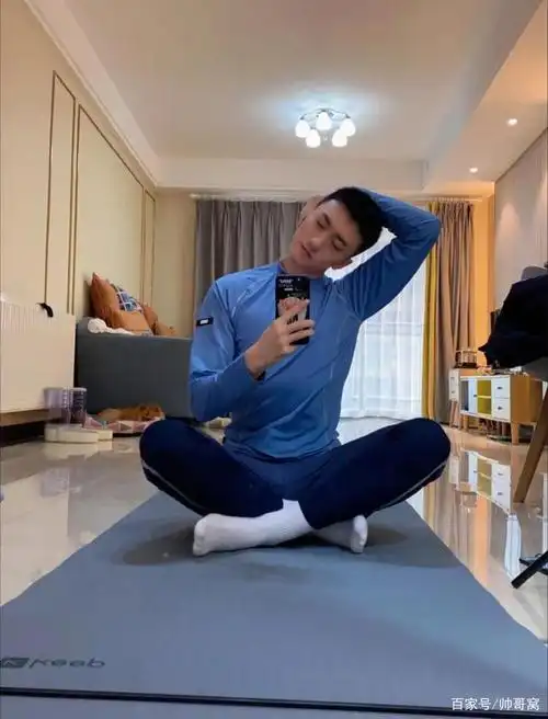 运动型小哥哥在家教你练瑜伽,好身材男生真的不一定非要健身哦!