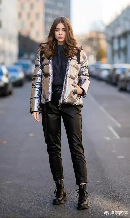 马丁靴是黑色好看,还是沙色好看?怎么搭配衣服?-惠修网