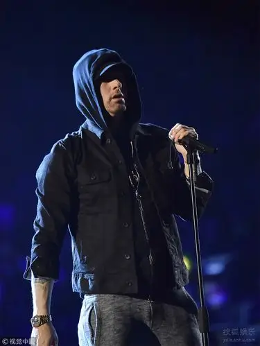 回忆杀!美国嘻哈大神艾米纳姆登台震撼献唱