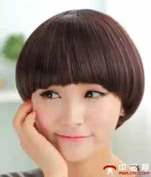 很适合小圆脸女生的一款深咖色系的齐刘海蘑菇头型短发发型,白皙又