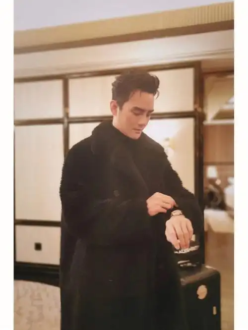 王凯  大家好像更爱帅哥!更喜欢很生活的照片!