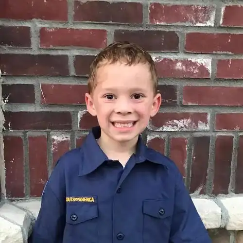 权律二6岁做起了吃播,假笑男孩8岁笑出眼纹,谁能救救孩子?