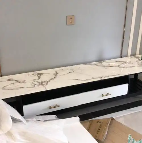 电视柜也比较喜欢,大理石台面的电视柜显得很大气,而且耐脏还防水,很