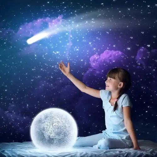 坐在床上的小女孩看着星空