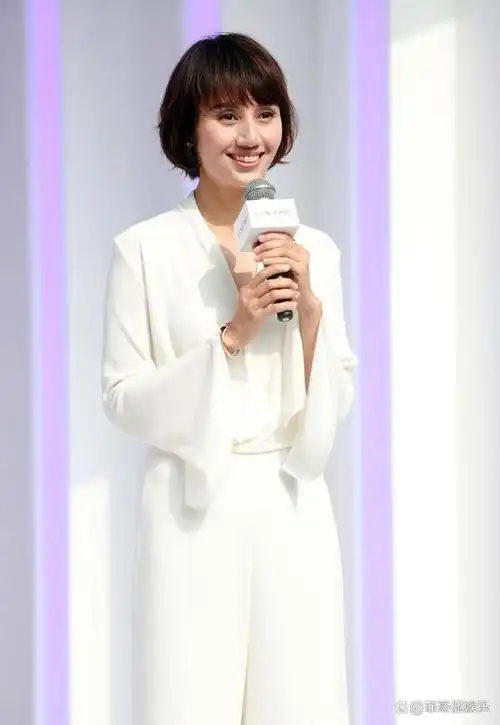 作为娱乐圈中备受瞩目的女演员,袁泉再次以自己独特的风格引发了网友