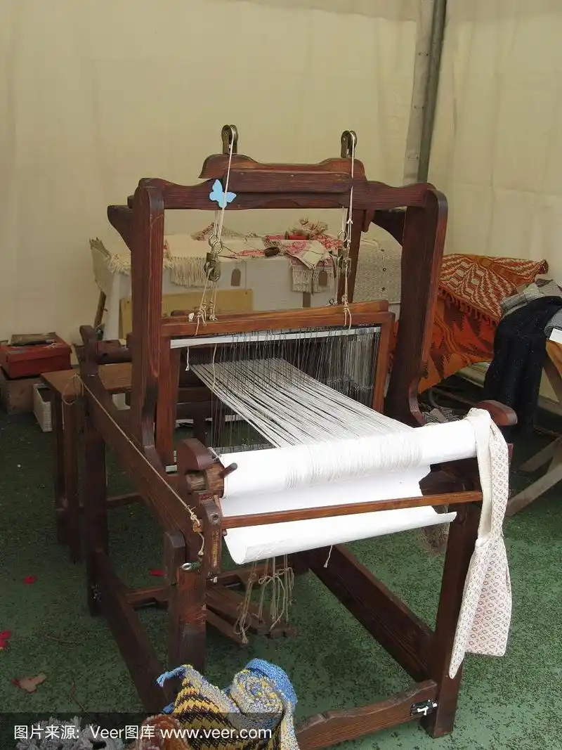 古董老式纺纱机工作