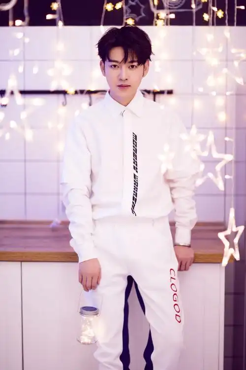 李冲初春时尚写真曝光,纯白衬衣少年感十足