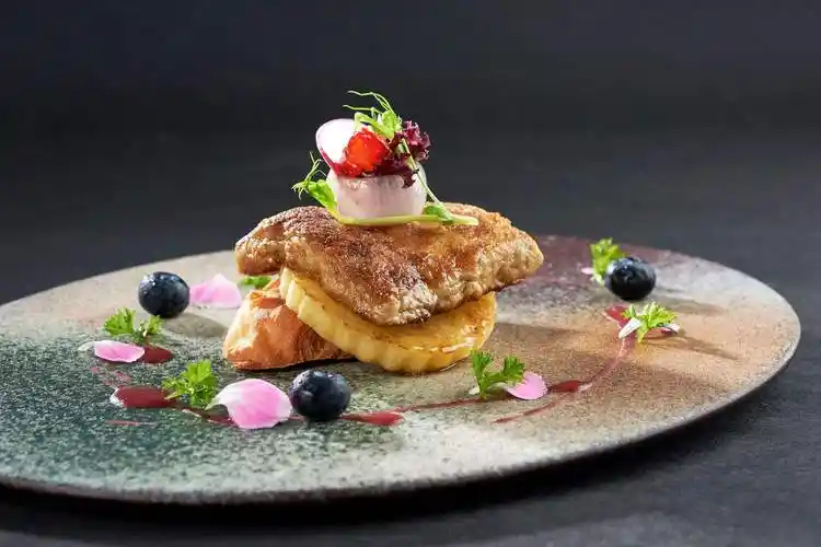 虽然名称是"鹅肝",但实际上今天大部分的法国鹅肝是鸭肝制成的.