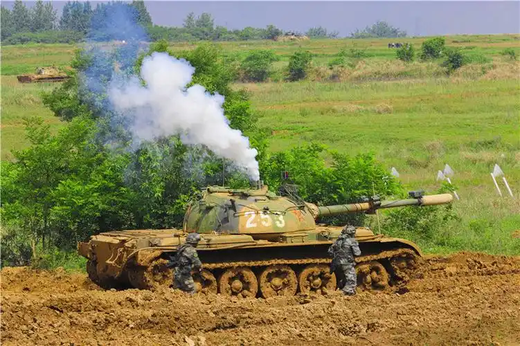 "铁骑亮剑-2021" 陆军装甲兵学院演兵场上书写"毕业大考" - 中国军网