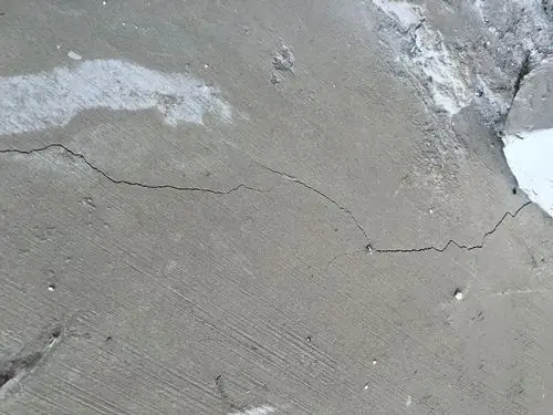 框架结构新毛坯房阳台裂缝(见图)