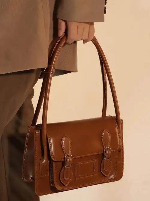 氛围感拿捏sisi~#笔记灵感  #新款复古邮差包  #邮差包  #复古包包