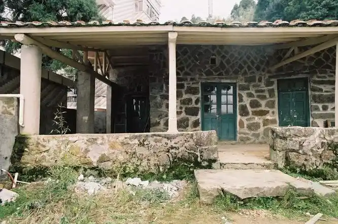 大约在解放前,倪柝声在鼓岭购置了几处房产,用于布道和活动的场所.