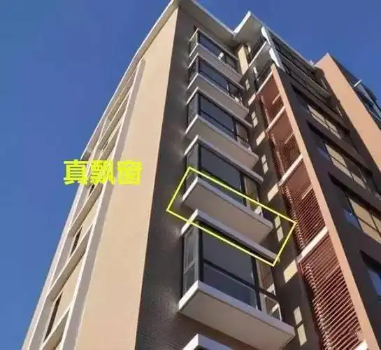 老公把飘窗改落地窗气派物业一反馈我们马上改回来