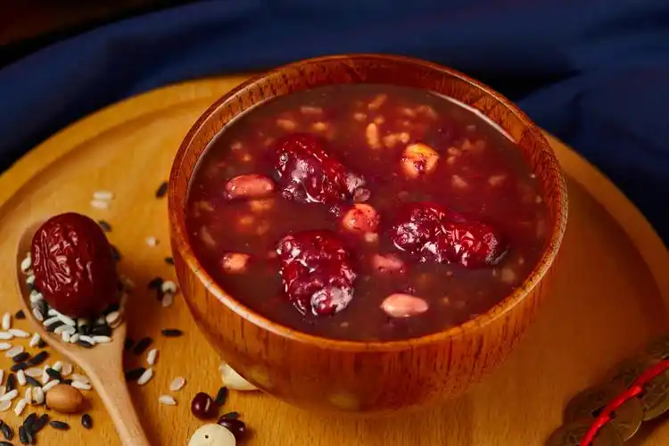 布底木托盘木碗一碗腊八粥红枣腊八节