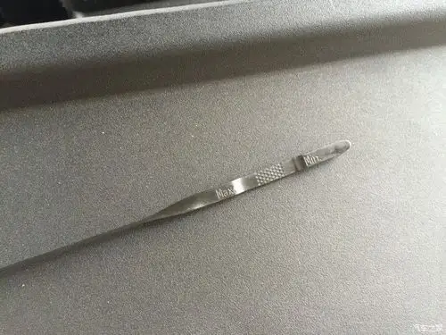 迈腾20t累计行驶3300公里的机油尺机油位置.