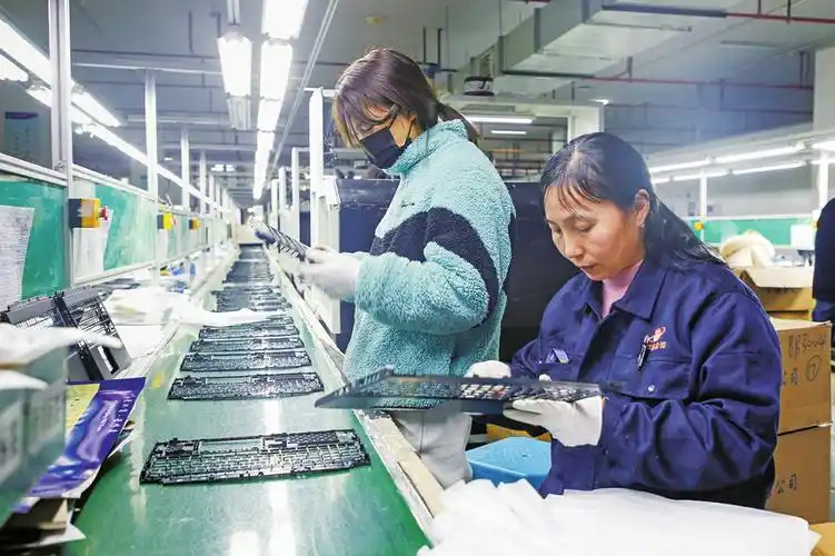 位于双桥经开区的重庆宇海科技有限公司生产车间里,10条自动化生产线