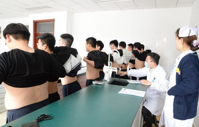 高考体检时,学生要全部脱光?高三党被吓坏,医生:我也不想看