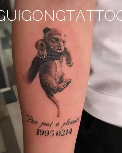 狮子王辛巴纹身图片_手臂欧美写实纹身图案