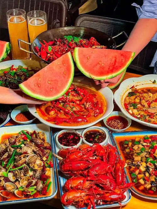 夏日夜宵生活02一口啤酒一口龙虾绝了