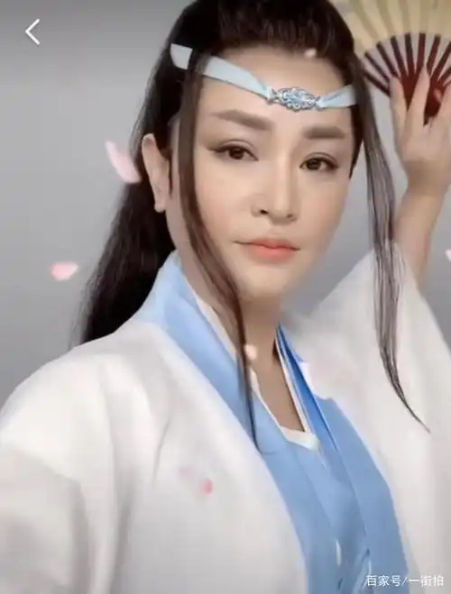 刘晓庆御用化妆师毛戈平晒老婆照片,两人五官太像,夫妻相十足