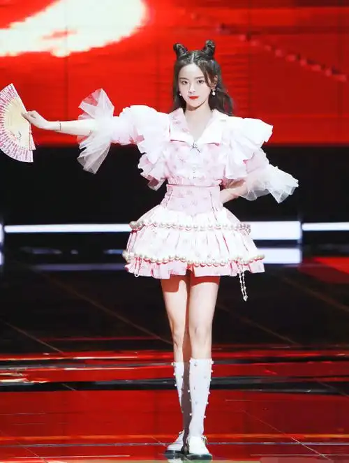 杨超越穿恨天高看清鞋跟后网友表示怪不得她连脚趾都在抓地