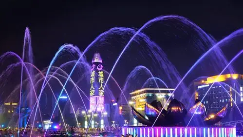 【携程攻略】济南泉城广场景点,泉城广场的蓝色标志就是一个篆体的泉