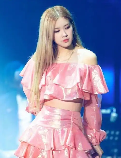 韩团blackpink朴彩英舞台礼服造型最爱两件套性感小仙女