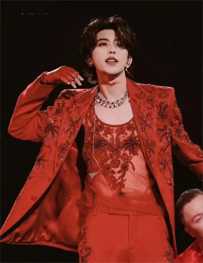 惊艳你的舞台造型# 谁能拒绝穿红色西装的蔡徐坤呢 优雅中藏在血屡珑