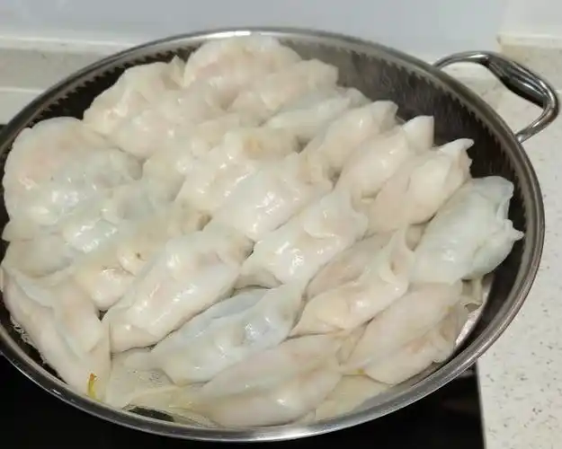 发米粑的制作方法1选用上等灿米淘洗用清水浸泡一