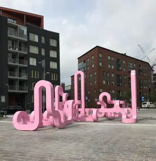 户外景观装置艺术,除了作为环境的点缀修饰,还可以通过营造自然的氛围