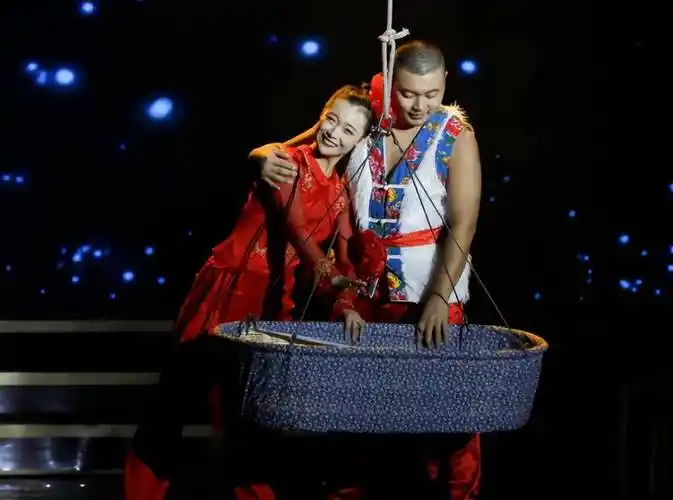 原创二人转演员小黄飞跳槽外站账号仅50万粉丝直播突破1万人气