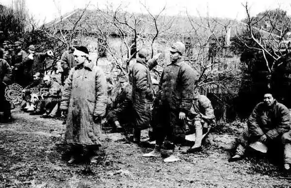 第三次长沙会战中的日军战俘 面对镜头跟大爷一样该直接毙了